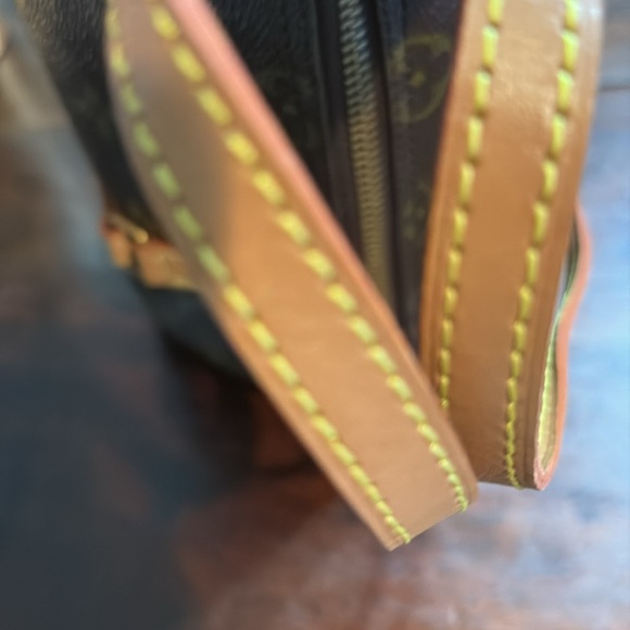 LOUIS VUITTON Vintage Monogram Barrel Bag - Picture 9 of 11